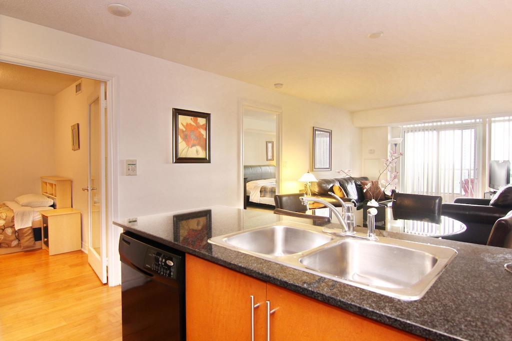 Pelicanstay At Square One Mall Mississauga Room photo